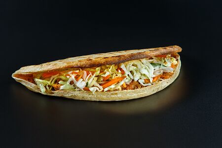 Пицца с курицей и витаминным салатом