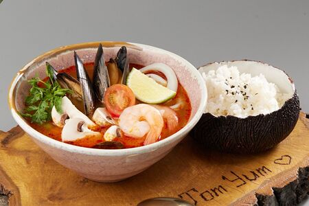 Том Ям Нам Сай с морепродуктами