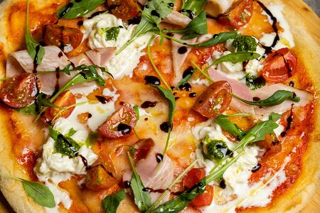 Римская пицца с беконом, томатами и страчателлой