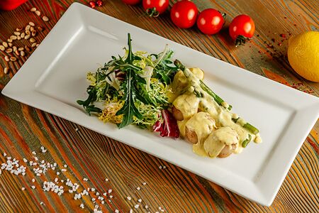 Теплый салат с гребешками