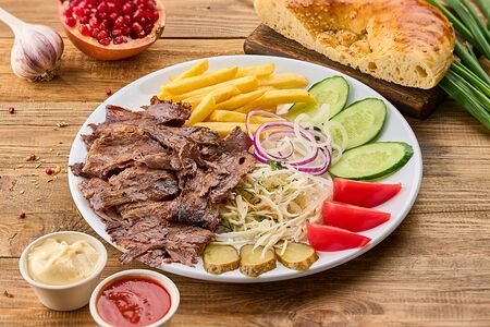 Донер на тарелке с говядиной Халяль