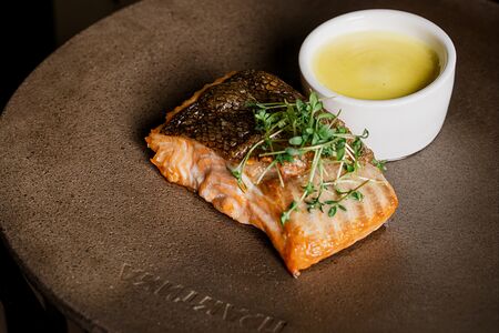 Стейк из лосося с обжаренными цукини и сырным соусом