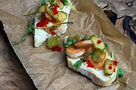 Брускетта с креветкой