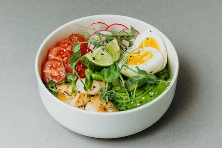 Боул с тигровой креветкой и напиток