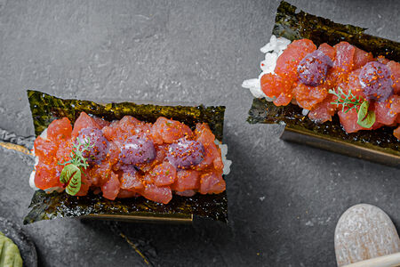 Ролл с тунцом Yellowfin, черникой и шевром