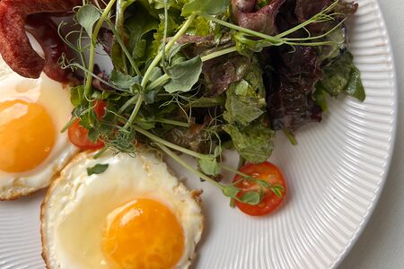 Яичница с охотничьими колбасками и микс-салатом