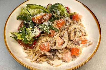 Паста с форелью и грибами в грибном соусе