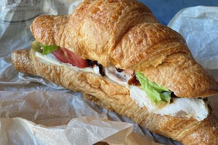 Круассан с индейкой и каперсами