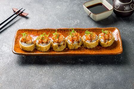 Горячий ролл с лососем Ponyo