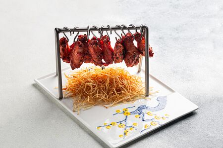 Куриные крылышки и картофель пай