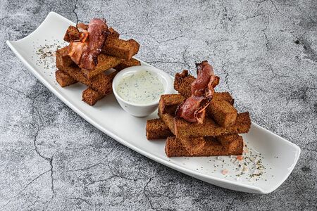 Гренки бородинские с чесночным майонезом