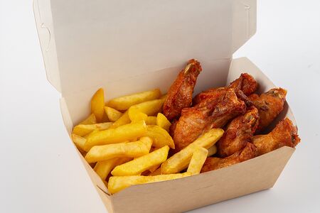 Ланчбокс с куриными крылышками и картошкой