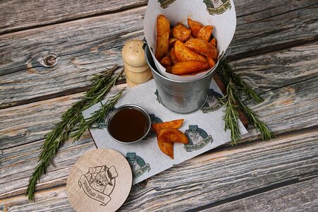 Картофель по-деревенски с сырным соусом