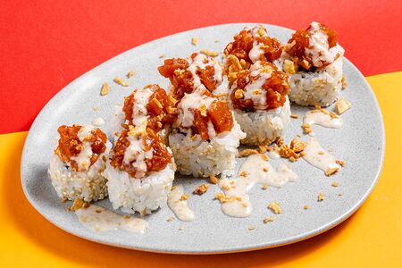 Ролл с тунцом в соусе кимчи