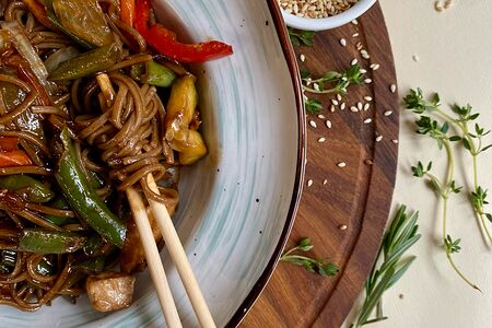 Соба с курицей в соусе терияки