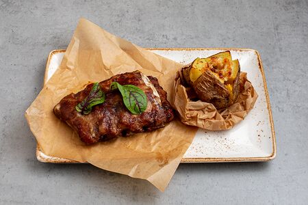 Ребра свиные с печеным картофелем