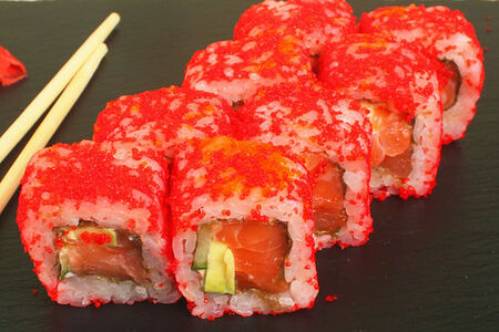 Ролл калифорния с лососем