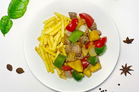 Картошка фри с говядиной и овощами (Бо Лук Лак)