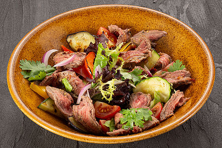 Салат со стейком