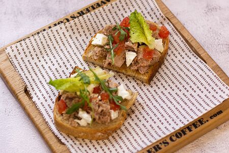 Теплая брускетта с тунцом