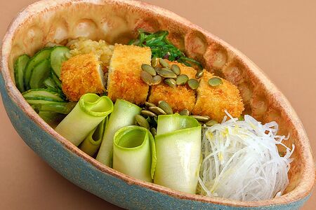 С хрустящим тофу и ореховым соусом