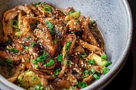 Авокадо на гриле с грибами и соусом вафу