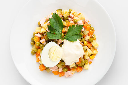 Оливье с колбасой