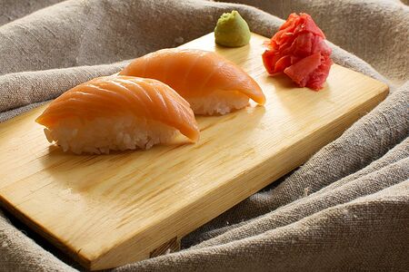 Суши с лососем