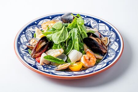 Теплый салат с морепродуктами