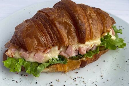 Круассан с ветчиной и сыром