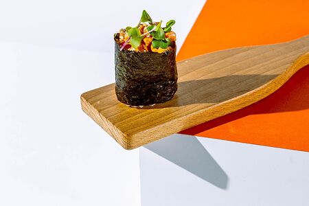 Гункан с копченым кальмаром