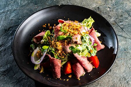 Салат с запеченным ростбифом и луковыми чипсами