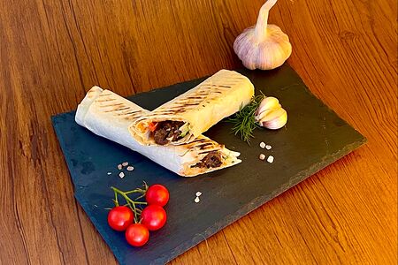 Люля-кебаб из говядины в лаваше с овощами