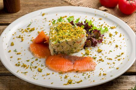 Салат Оливье с лососем