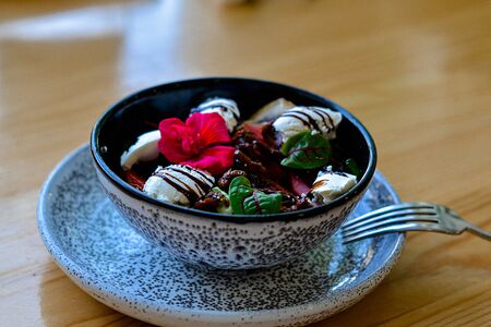 Салат с вялеными томатами и шампиньонам