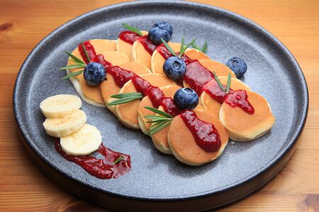 Панкейки с соусом крем-чиз и ягодным вареньем