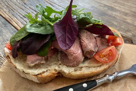 Брускетта с ростбифом и соусом из тунца