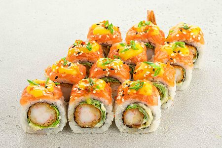 Ролл с креветкой темпура и соусом манго (12 шт)