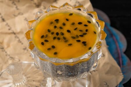 Чиа пудинг с манго и маракуйя