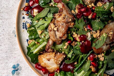 Теплый салат с куриным филе и кинзой