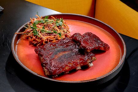 Ребра свиные BBQ с салатом коул слоу