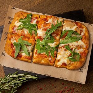 Пицца с ветчиной и куриной пастромой