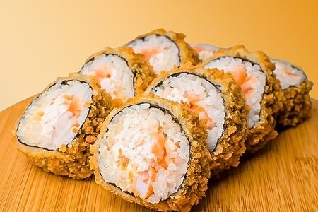Ролл Темпура с копченым лососем и крабом