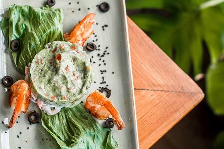 Салат с соусом гуакамоле