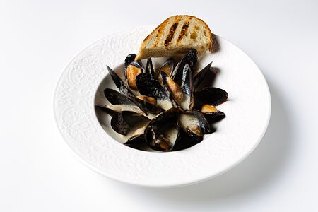 Мидии в соусе блю-чиз