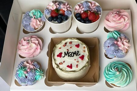 Набор Бенто-торт и 6 капкейков и 2 Cake to go на день матери
