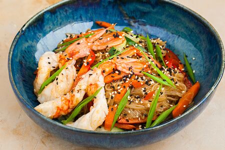 Фунчоза с лангустинами и овощами