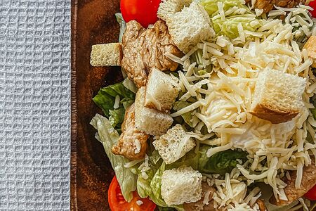 Салат Цезарь с курицей