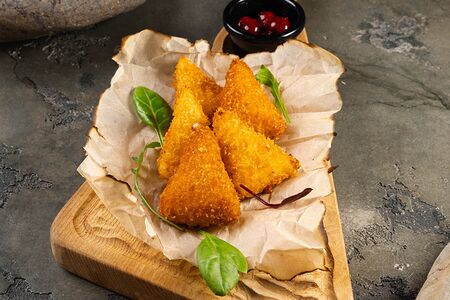 Жареный сулугуни с копченым вареньем