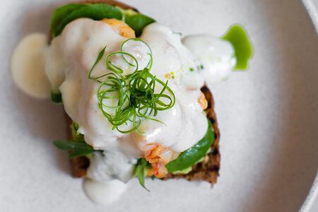 Тост с креветками и муссом пармезан